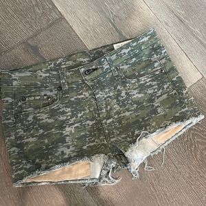 Rag and bone stretchy camo green shorts (like thin cotton denim) women 26